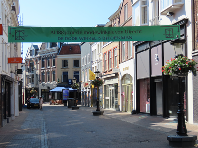 915132 Afbeelding van een spandoek over de Lange Elisabethstraat te Utrecht, met de tekst: 'Al 188 jaar dé modewinkels ...